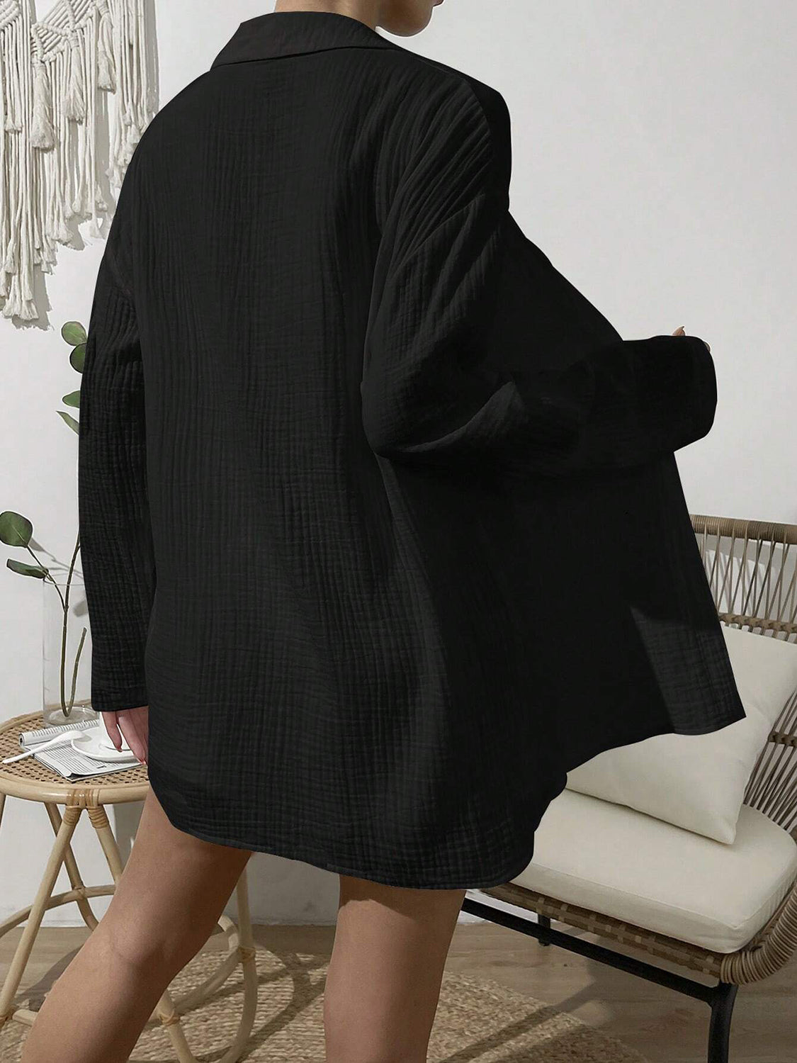Set mit Oberteil mit überschnittenen Schultern und Knopfleiste und Shorts mit elastischer Taille