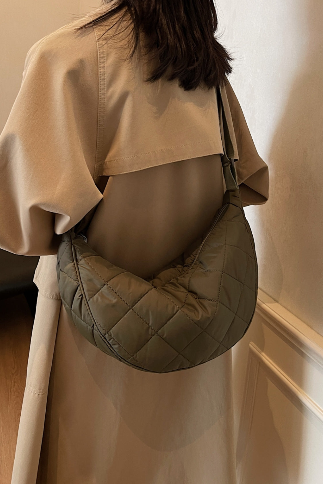 Umhängetasche mit Karomuster, gestepptem und verstellbarem Riemen