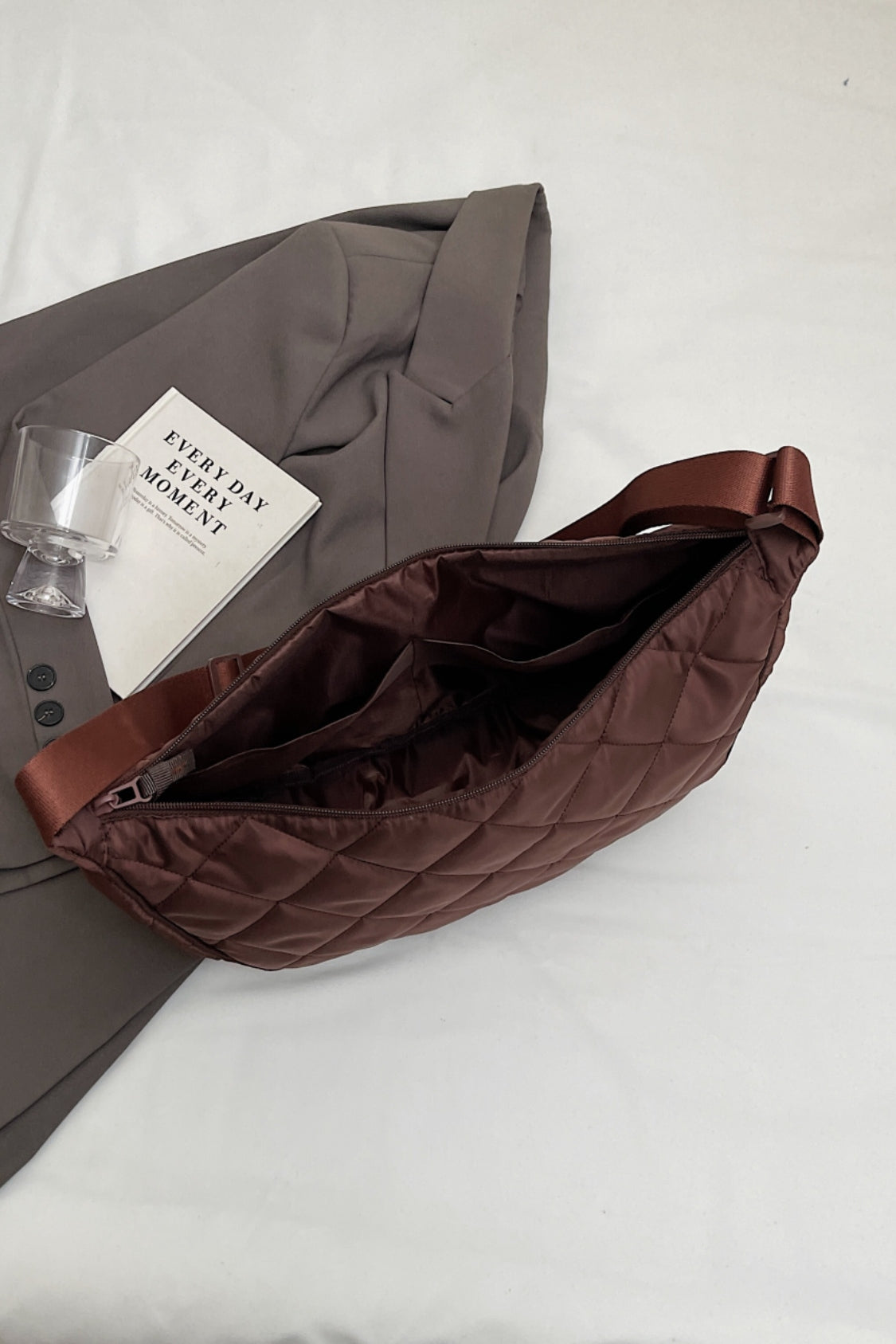 Umhängetasche mit Karomuster, gestepptem und verstellbarem Riemen