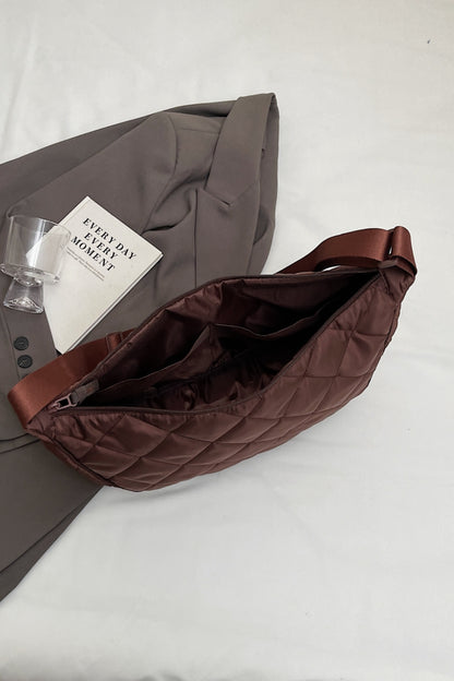 Umhängetasche mit Karomuster, gestepptem und verstellbarem Riemen