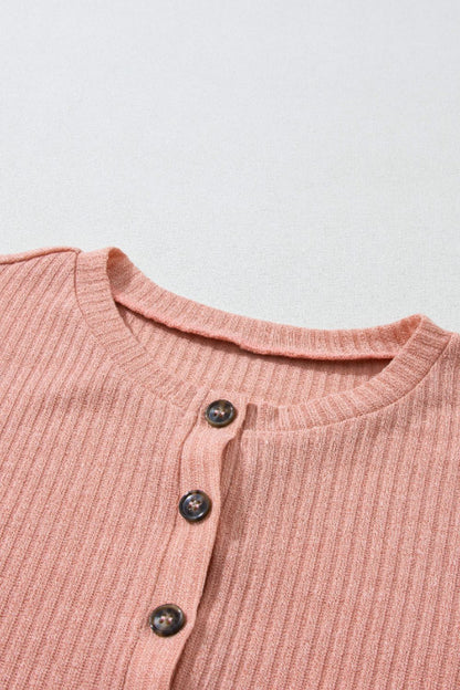 Strickoberteil mit Viertelknopfleiste, Rundhalsausschnitt und überschnittener Schulter