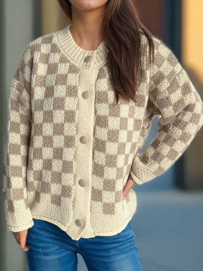 Karierte Strickjacke mit Rundhalsausschnitt und Knopfleiste