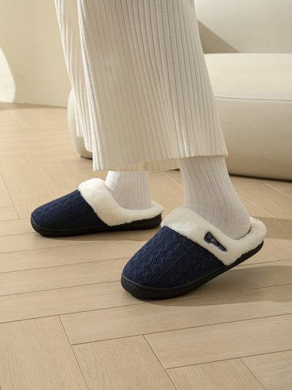Flache Hausschuhe mit Hornschnalle und pelziger Textur