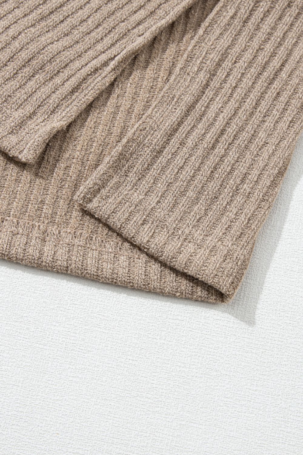 Strickoberteil mit Viertelknopfleiste, Rundhalsausschnitt und überschnittener Schulter