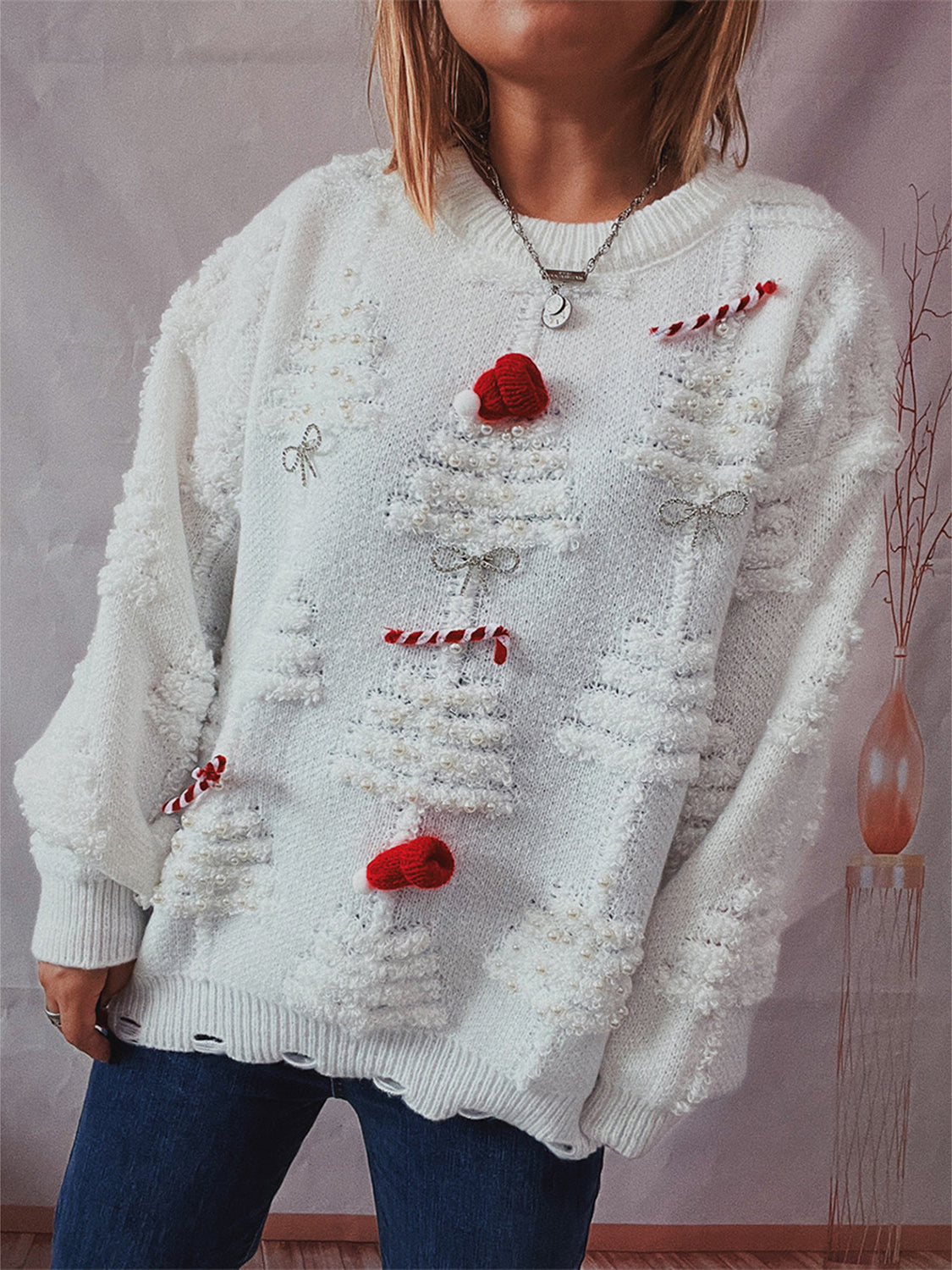 Langärmliger Pullover mit Rundhalsausschnitt und Perlendetail