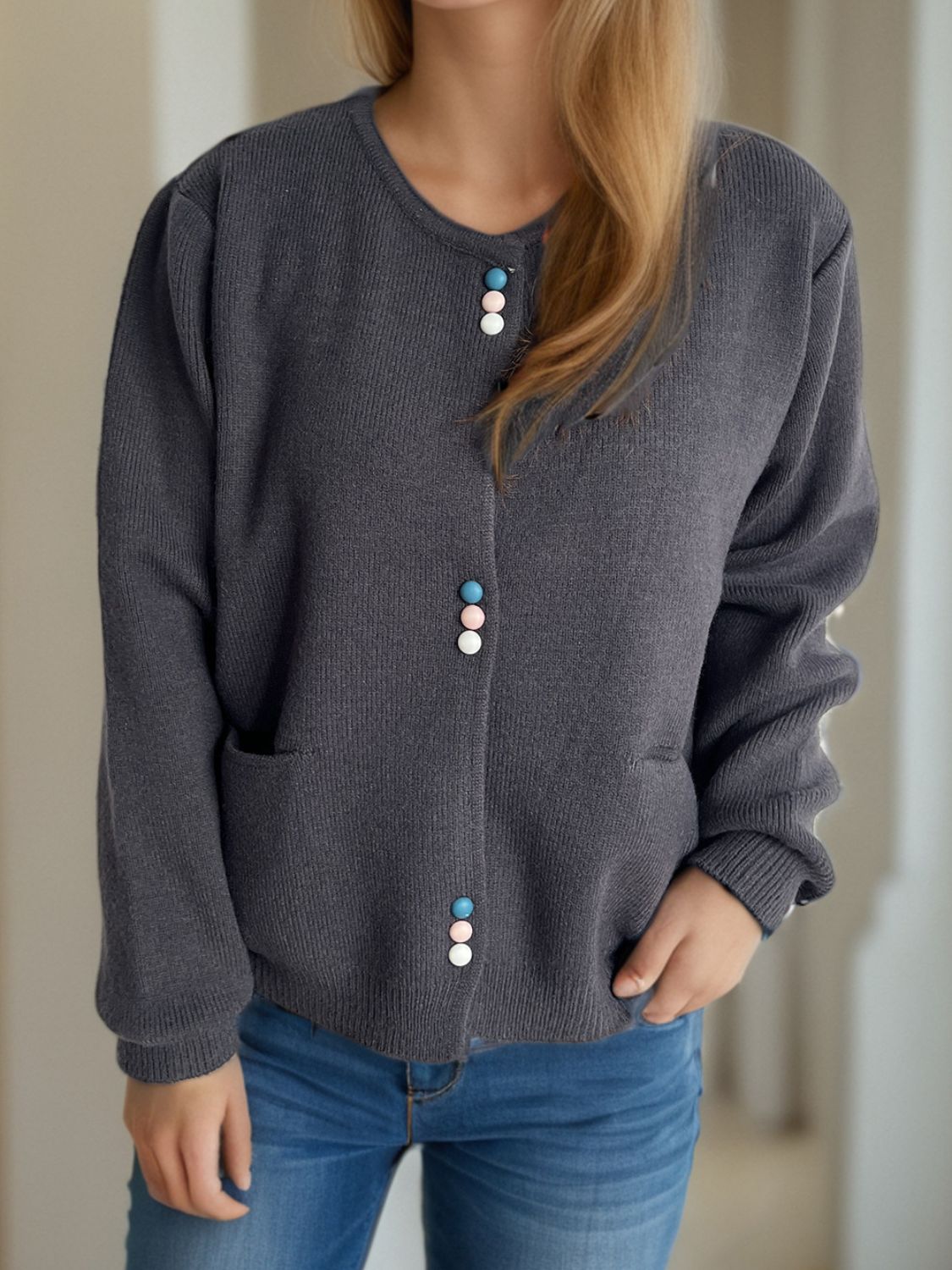 Langärmliger Cardigan mit Knopfleiste und Taschen