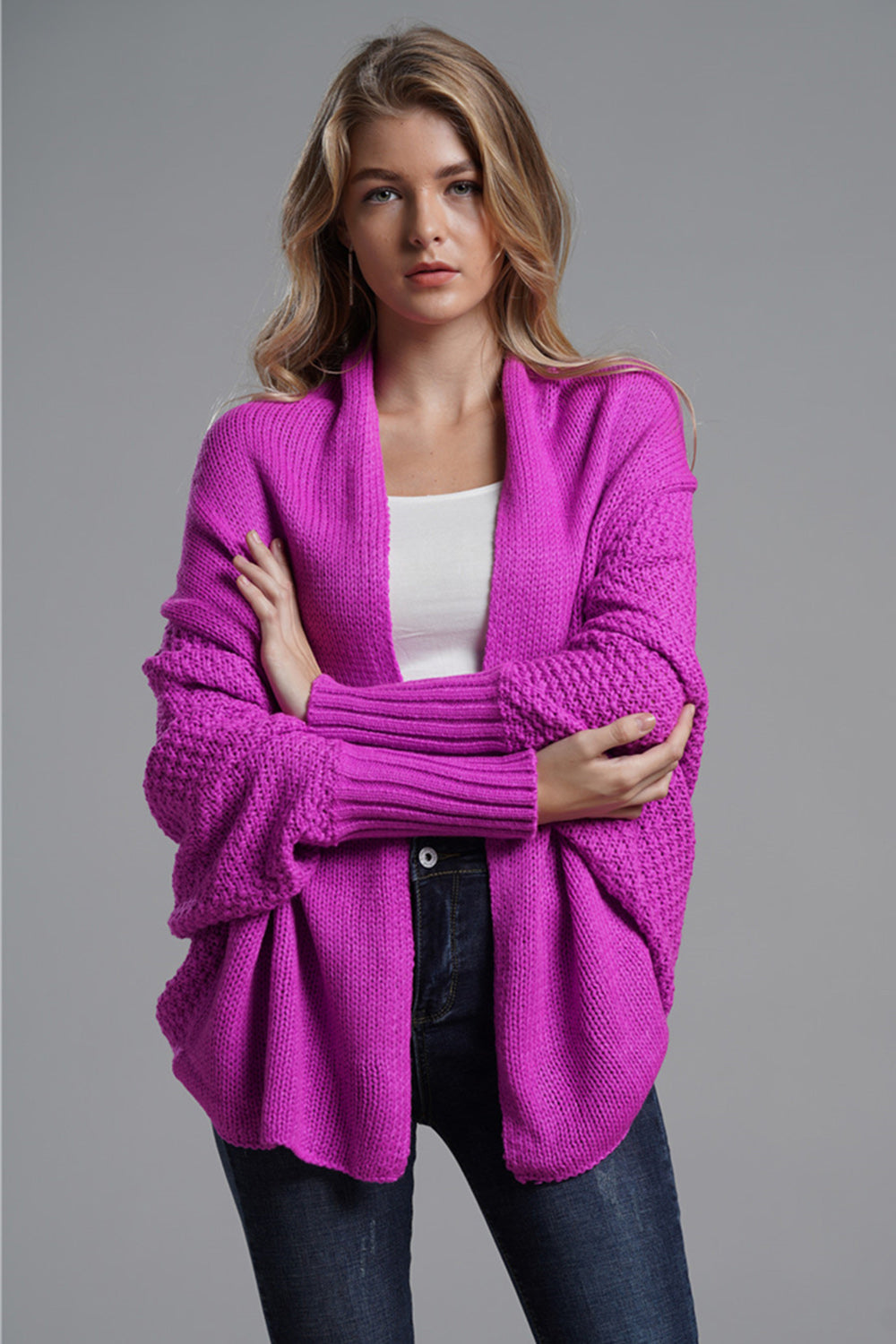 Strickjacke mit offenen Fledermausärmeln vorne
