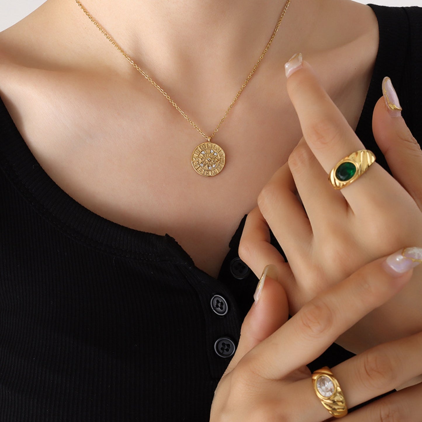 Halskette in Uhrenform aus Titanstahl mit Zirkonia