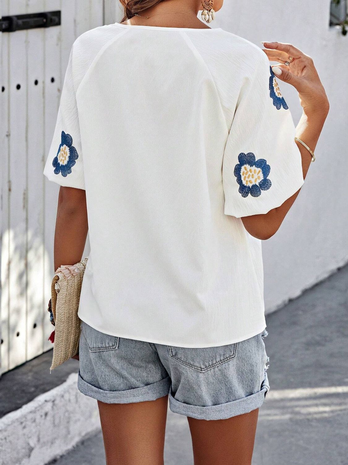 Bestickte Bluse mit Puffärmeln und Schleife am Hals