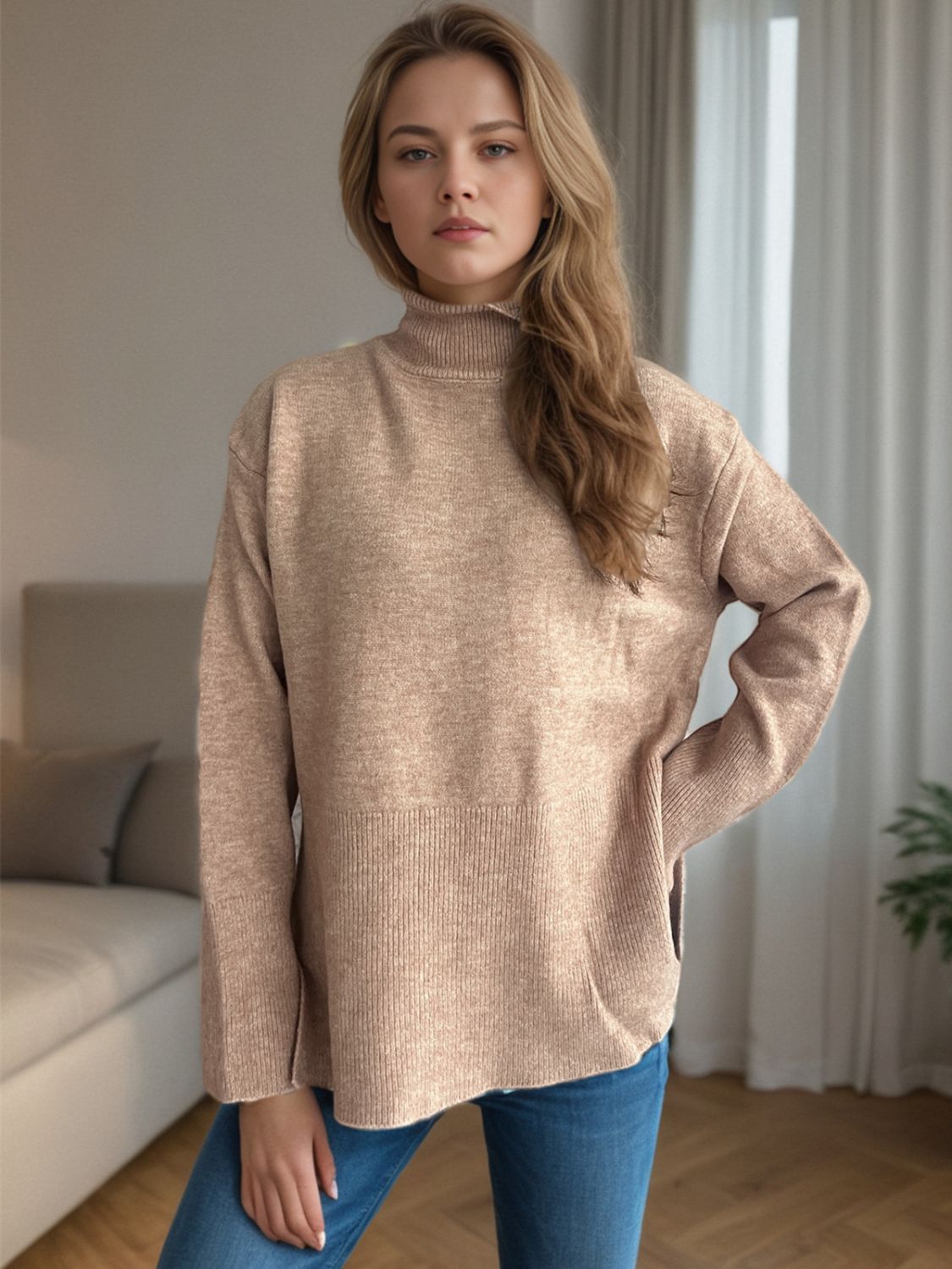 Rollkragenpullover mit langen Ärmeln und seitlichem Schlitz