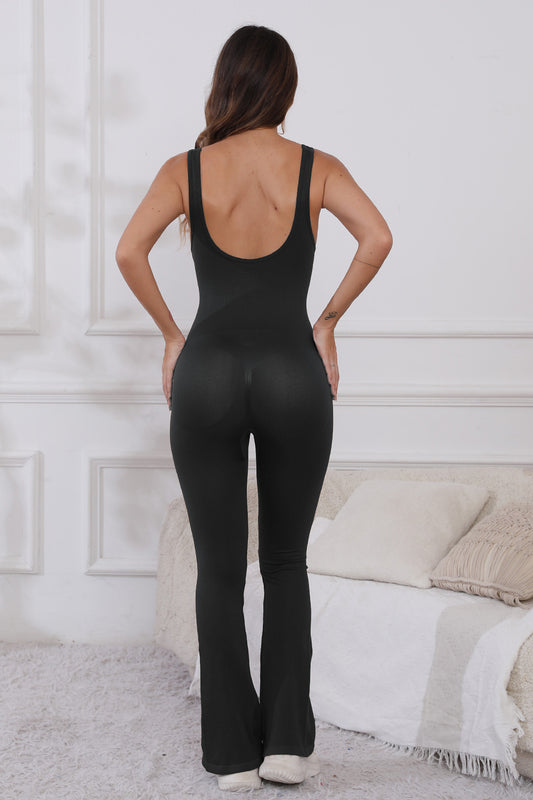Aktiver Jumpsuit mit U-Ausschnitt und breiten Trägern