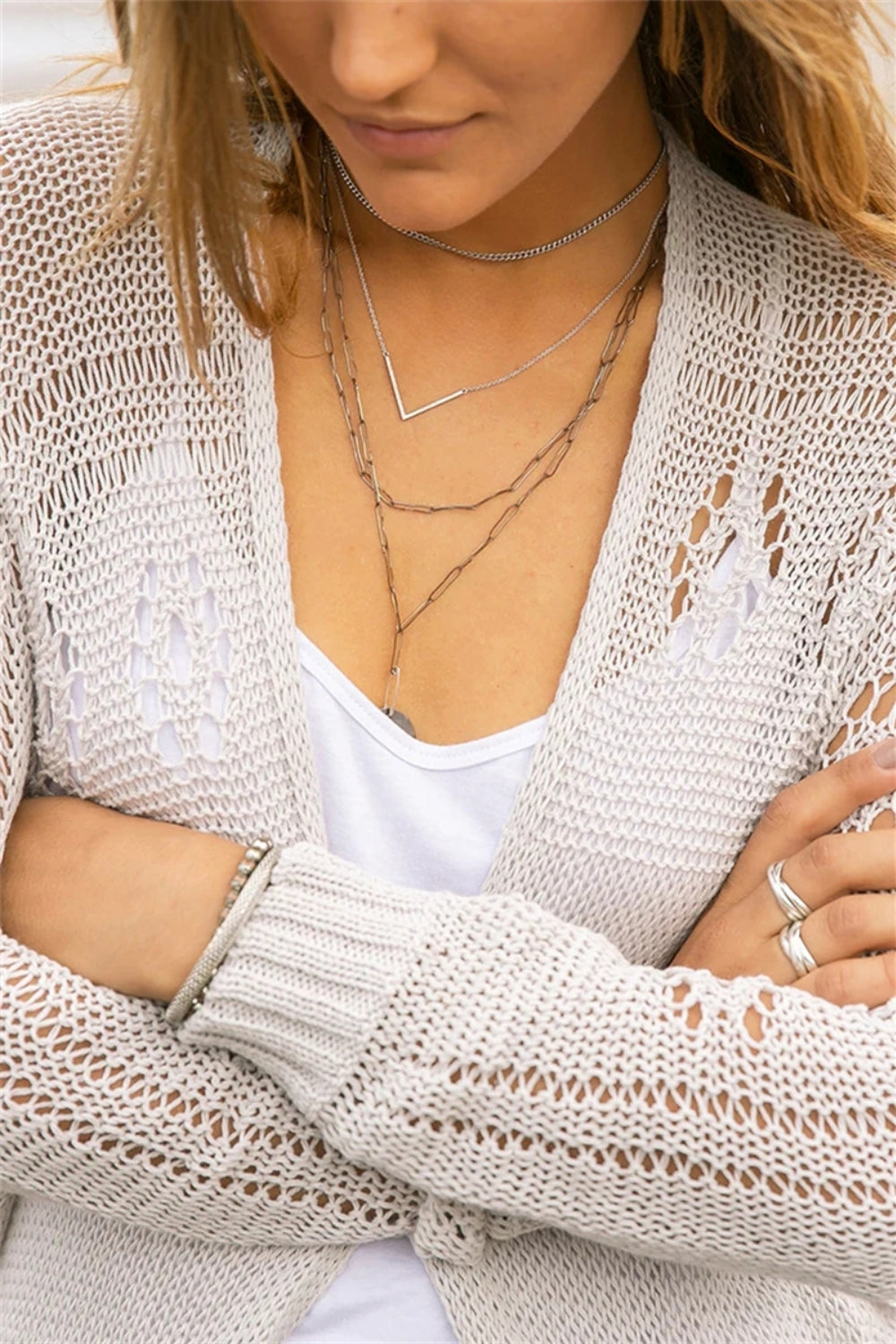 Durchbrochener, seitlicher Schlitz, offene Vorderseite, langärmliger Cardigan