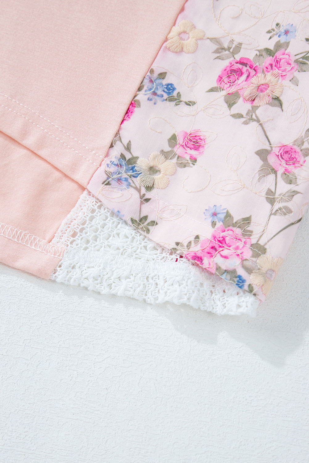 Bluse mit V-Ausschnitt und Dreiviertelärmeln und durchbrochenem Blumenmuster