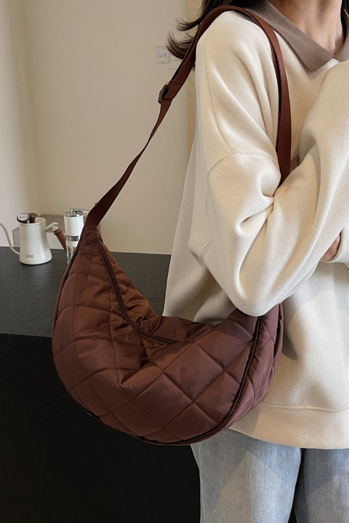 Umhängetasche mit Karomuster, gestepptem und verstellbarem Riemen