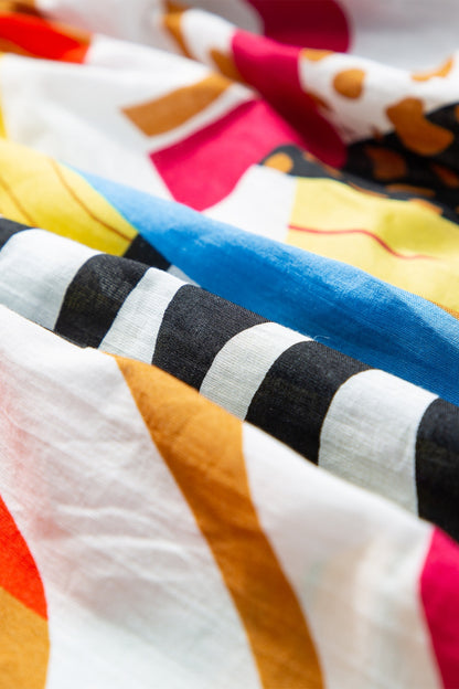 Bedrucktes, kurzärmliges Midikleid mit eckigem Ausschnitt