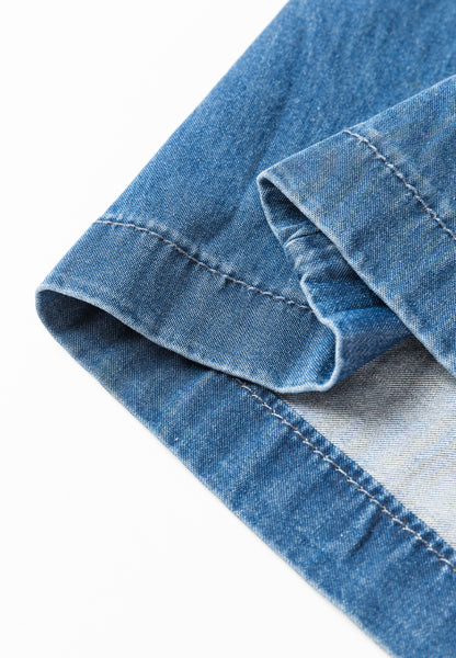 Gesmoktes Jeanskleid mit weitem Bein