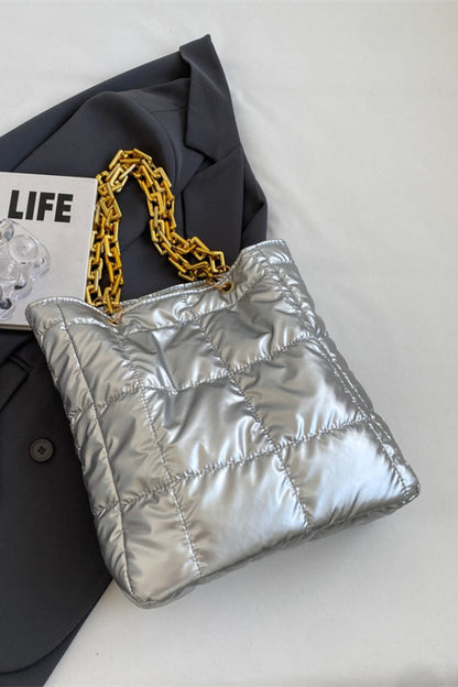 Handtasche mit Kettendetail und Blasenstruktur