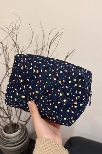 Clutch mit Blumenmuster und gestepptem Karofutter