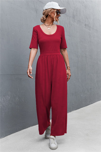 Jumpsuit mit U-Ausschnitt, halblangen Ärmeln und weitem Bein