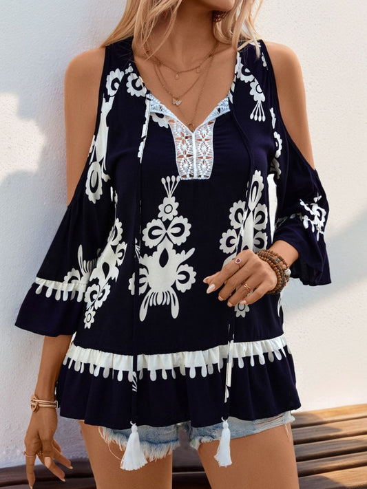 Bluse mit Quastenprint, Bindekragen und Cold Shoulder