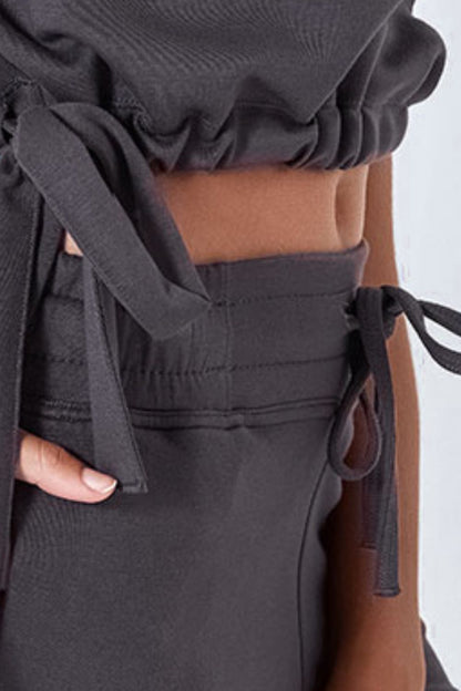 Einfarbige Shorts mit Kordelzug und Taschen