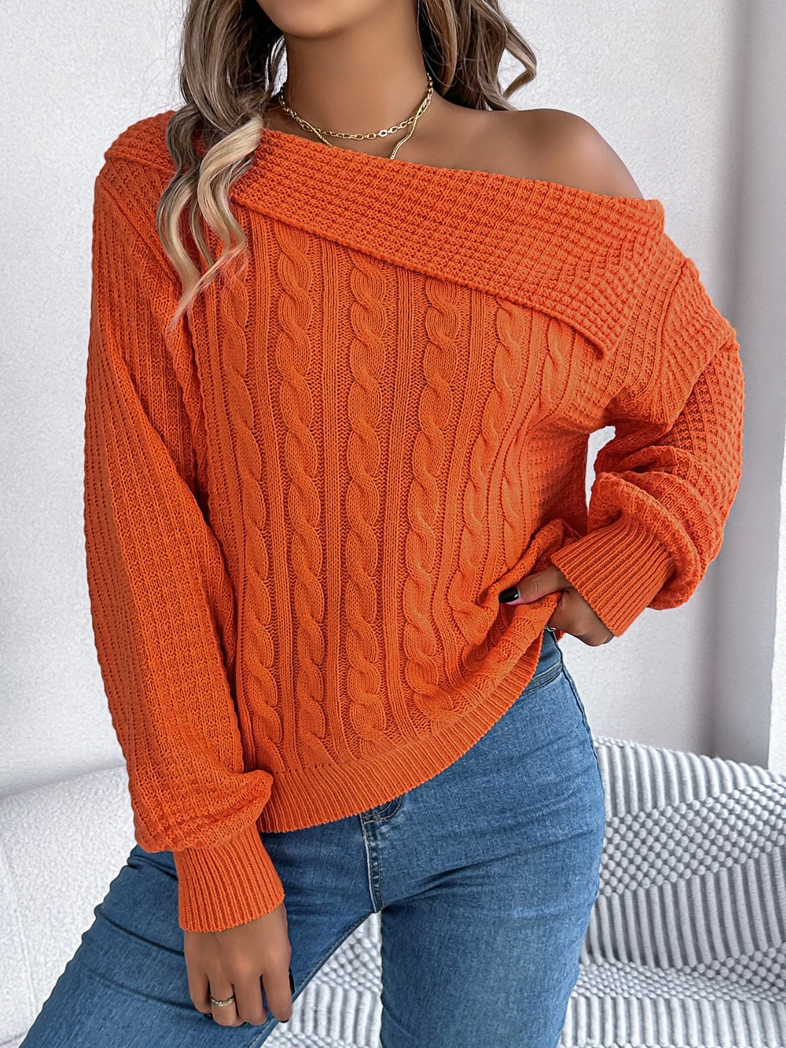 Zopfmusterpullover mit One-Shoulder-Träger und langen Ärmeln