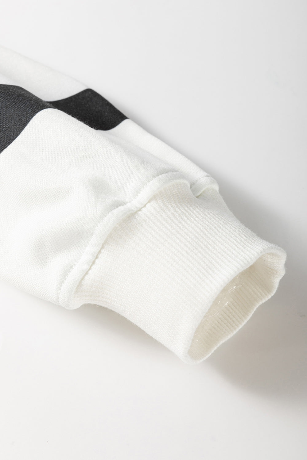 Gestreiftes Set mit langärmligem Oberteil und Hose mit Rundhalsausschnitt