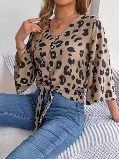 Bluse mit V-Ausschnitt und Leopardenmuster zum Binden und Knöpfen
