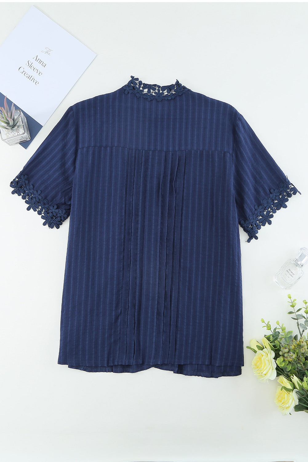 Kurzärmliges Hemd mit Spitzendetail und Knopfleiste