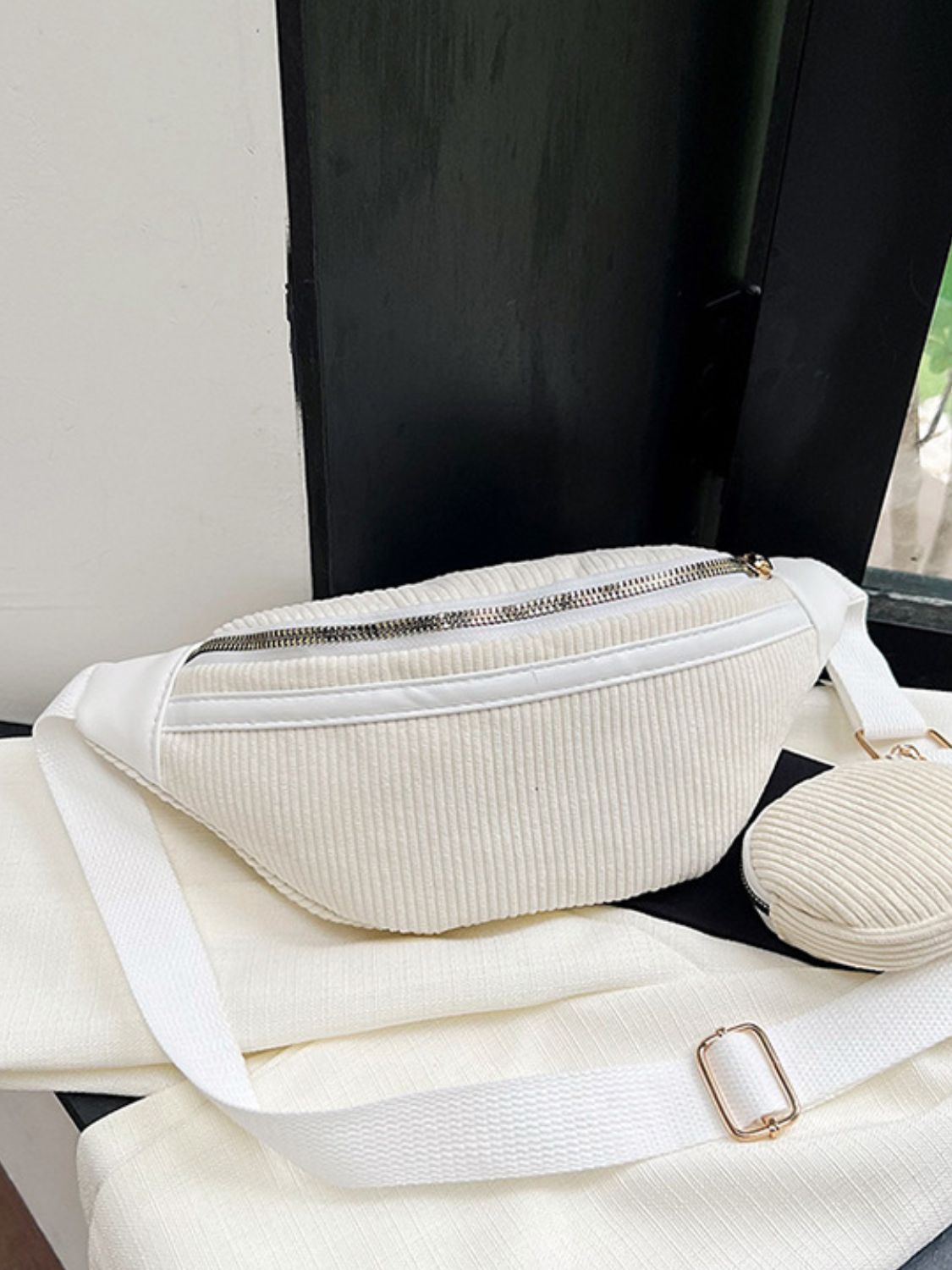 Umhängetasche aus Cord mit verstellbarem Riemen und Beutel