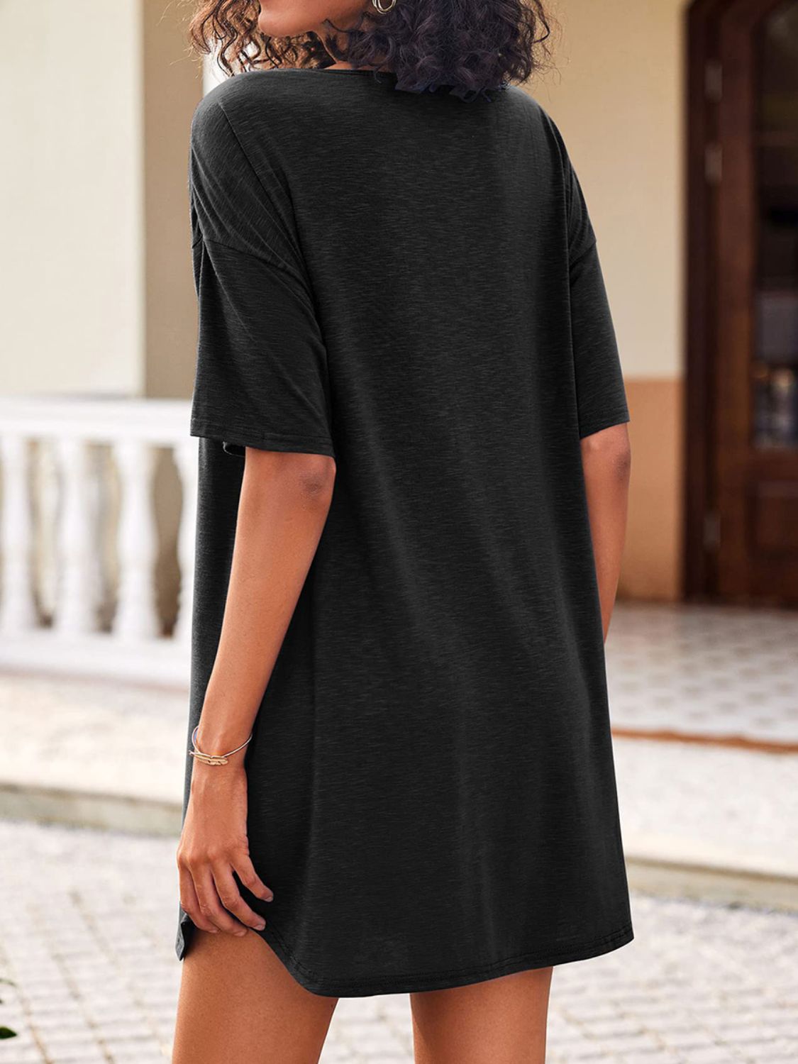T-Shirt-Kleid mit V-Ausschnitt und kurzen Ärmeln und Taschen
