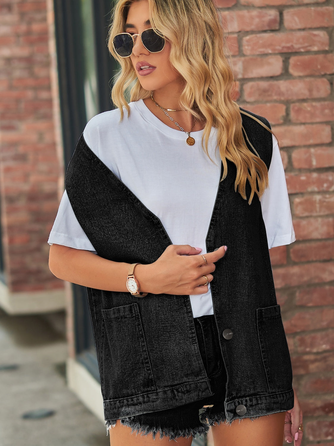 Jeansweste mit V-Ausschnitt und Knopfleiste in voller Größe