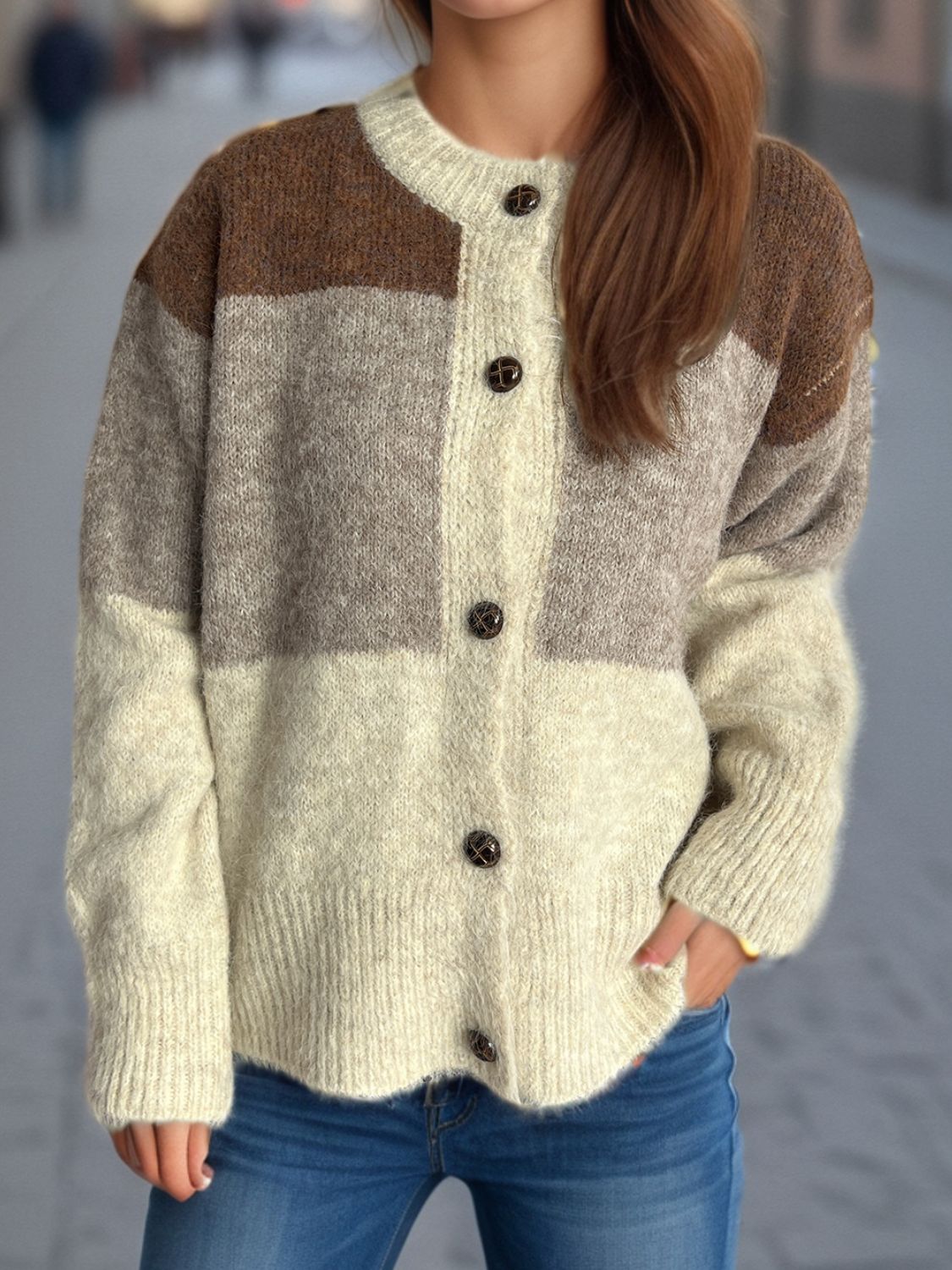 Strickjacke mit Rundhalsausschnitt und Knopfleiste in Farbblock-Optik