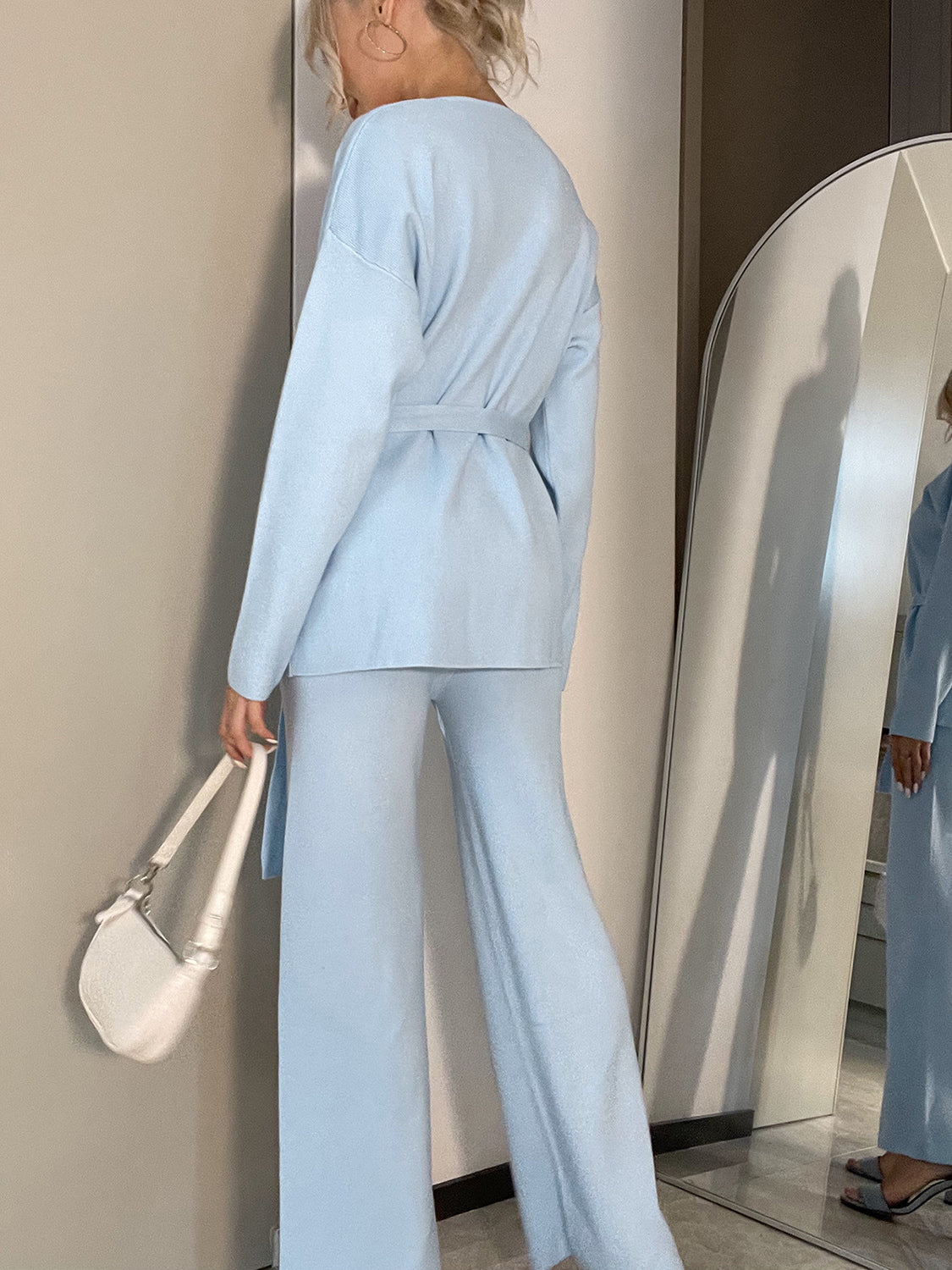 Set aus langärmligem Oberteil mit V-Ausschnitt und Hose mit Kordelzug