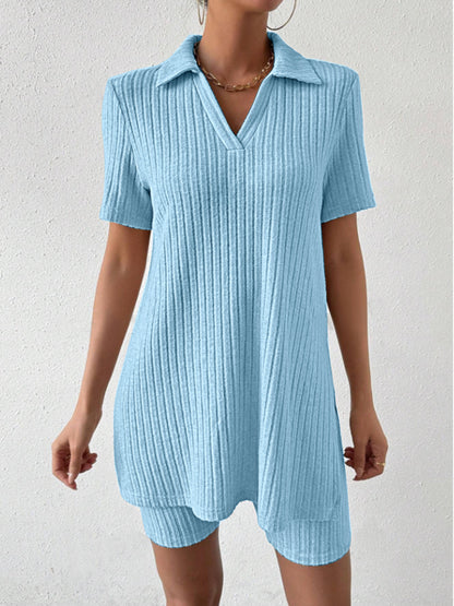 Set aus kurzärmligem Top und Shorts mit Johnny-Kragen