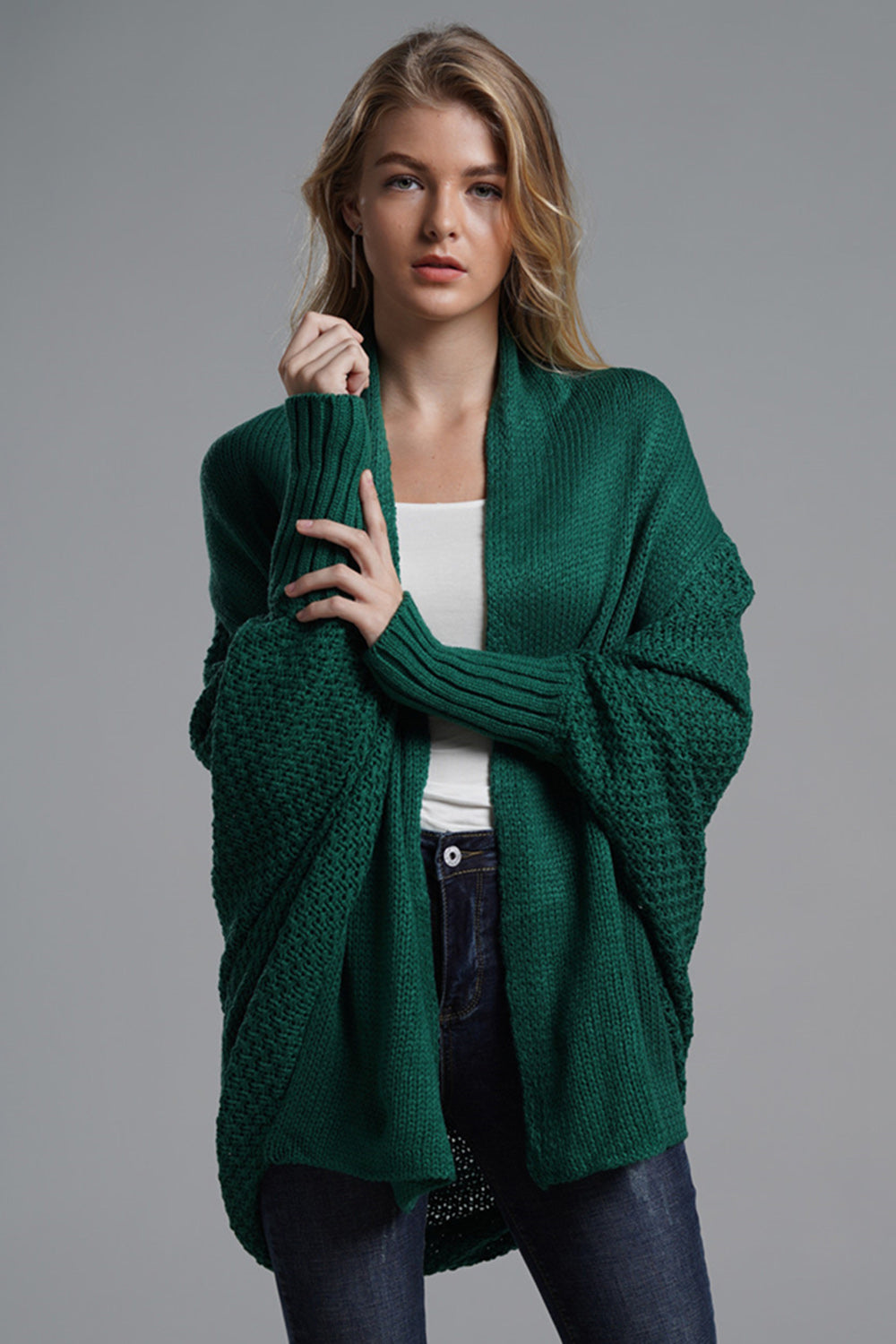 Strickjacke mit offenen Fledermausärmeln vorne
