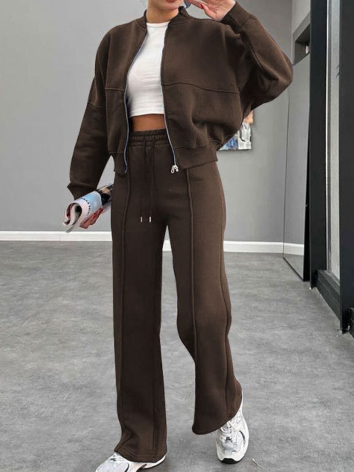Set aus Oberbekleidung mit Baseballkragen und Reißverschluss und Hose mit Kordelzug