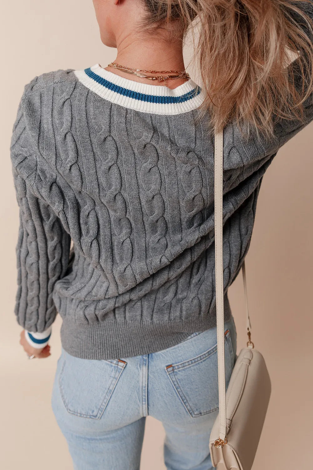 Langärmliger Pullover mit V-Ausschnitt und Zopfmuster