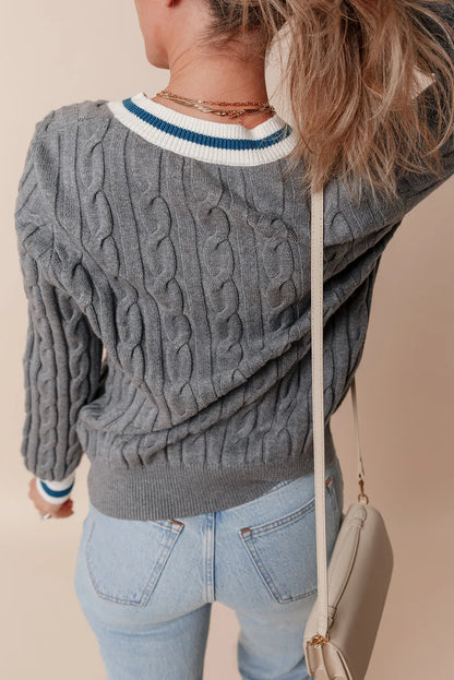 Langärmliger Pullover mit V-Ausschnitt und Zopfmuster