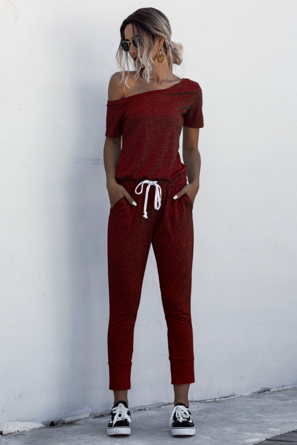 Asymmetrischer Jumpsuit mit Bindeband am Hals und Taschen