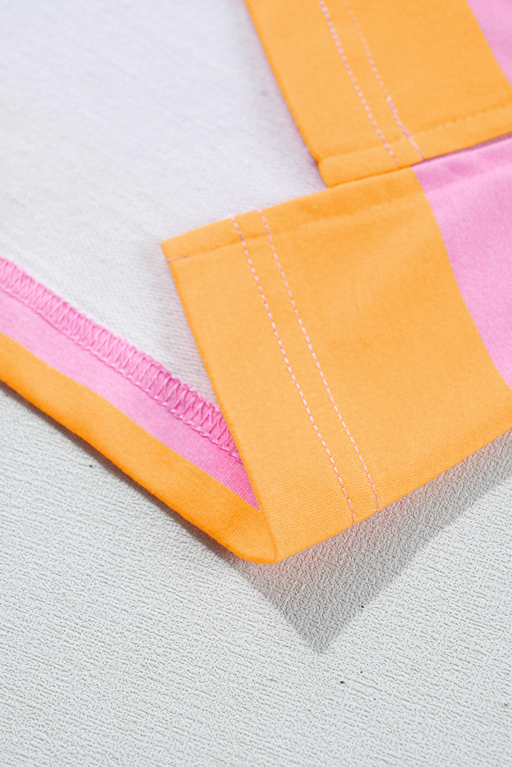 Sweatshirt mit kontrastierenden Streifen und Kragen