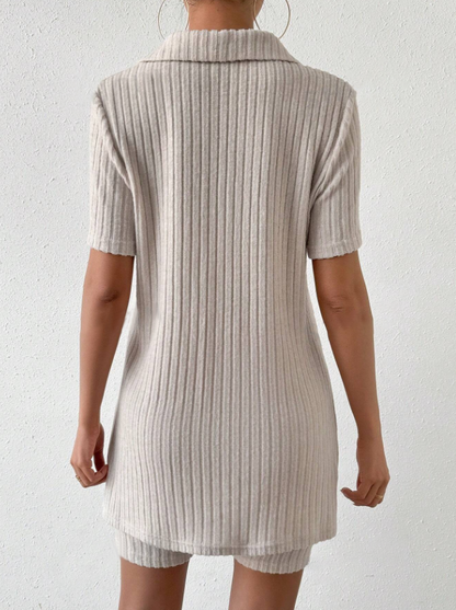 Set aus kurzärmligem Top und Shorts mit Johnny-Kragen