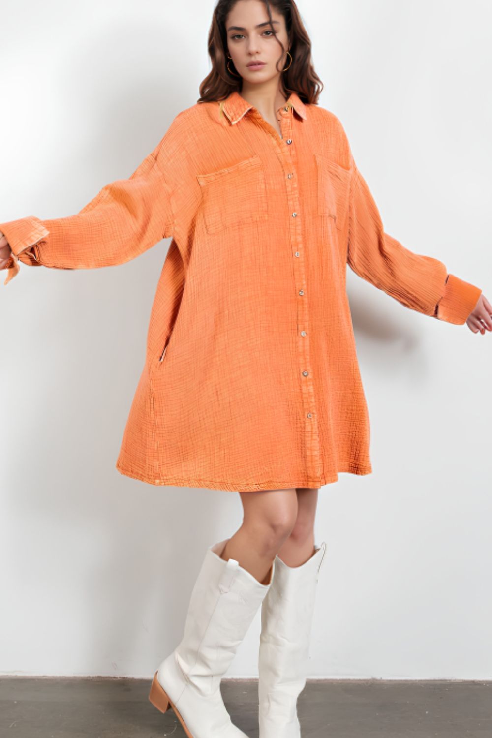 Hemdkleid mit Taschen und Knöpfen und langen Ärmeln