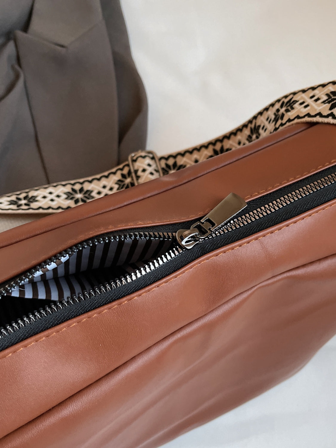 Umhängetasche aus PU-Leder mit verstellbarem Riemen