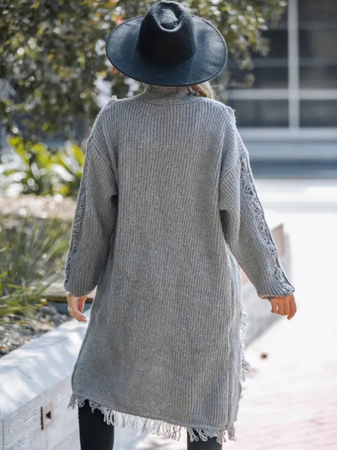 Strickjacke mit Fransen und offener Vorderseite und langen Ärmeln