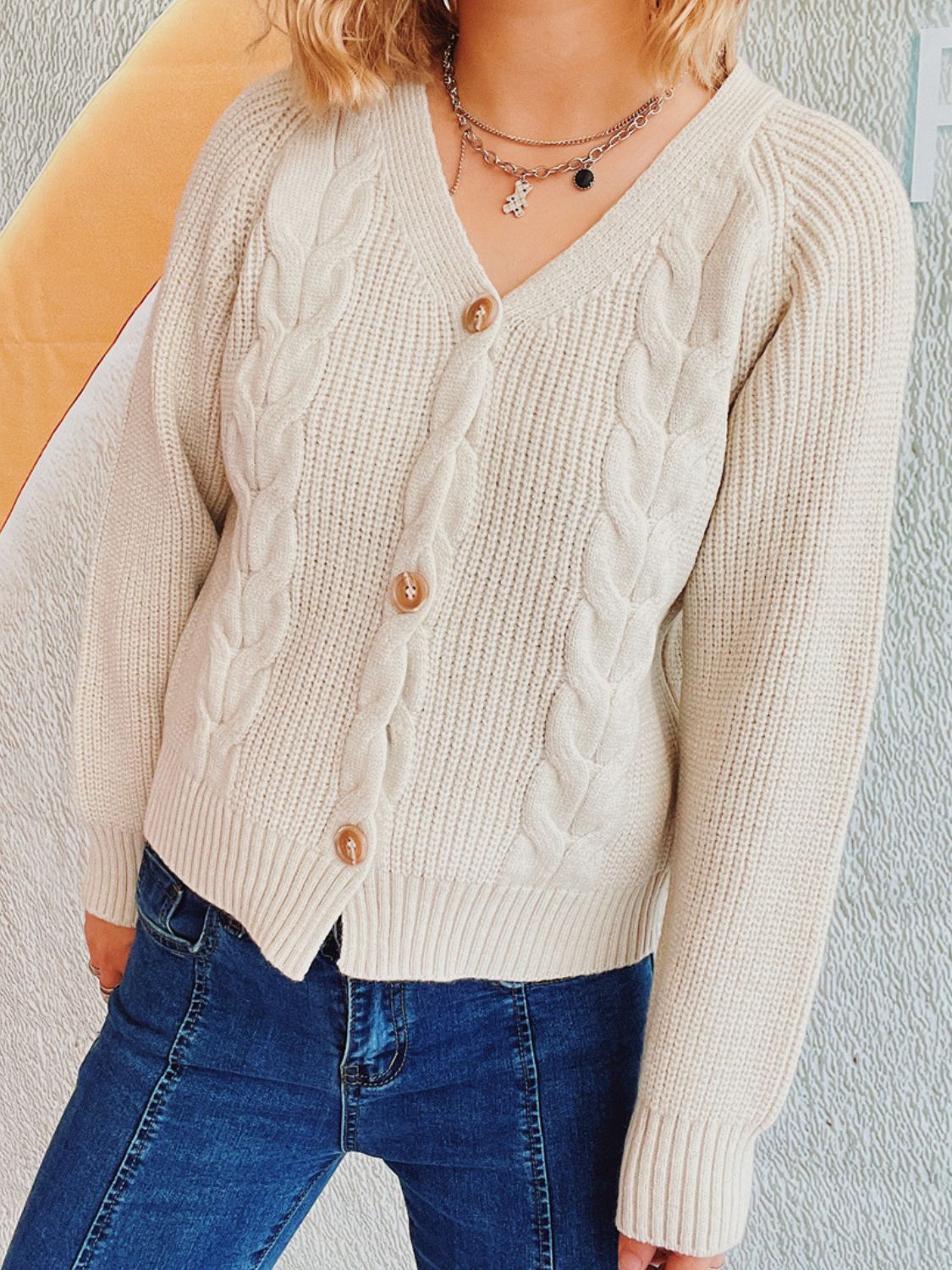 Strickjacke mit Zopfmuster und V-Ausschnitt sowie Knopfleiste und langen Ärmeln