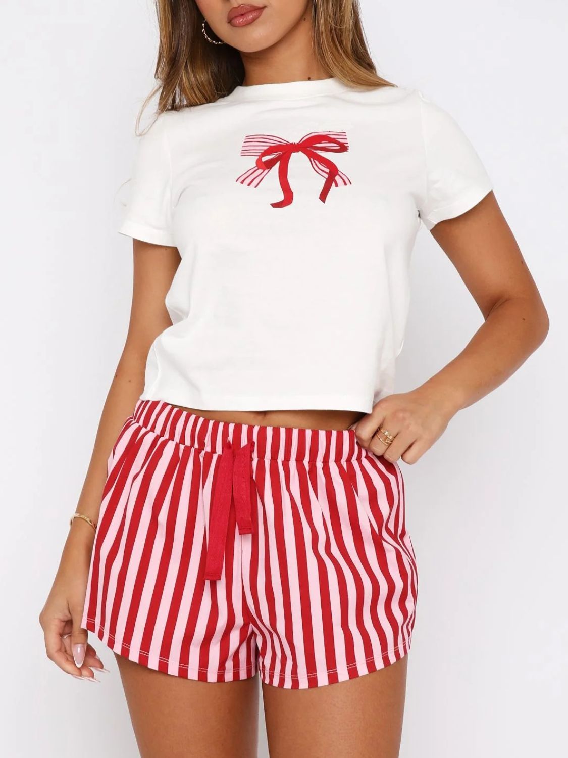 Set aus bedrucktem Kurzarm-Oberteil mit Rundhalsausschnitt und Shorts mit Kordelzug