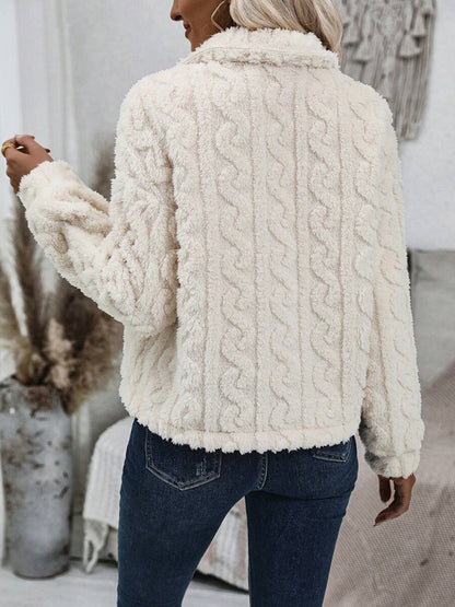 Flauschige Jacke mit Knopfleiste und Kragen
