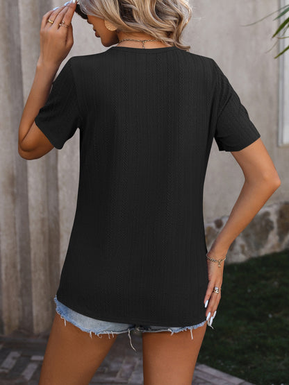 Blusa de manga corta con cuello redondo y botones decorativos