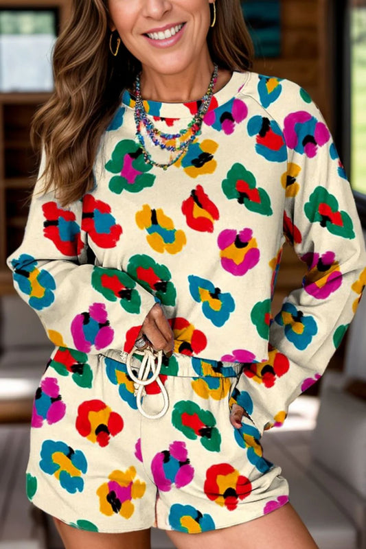 Set aus langärmligem Oberteil mit Rundhalsausschnitt und Shorts mit Kordelzug und Leopardenmuster